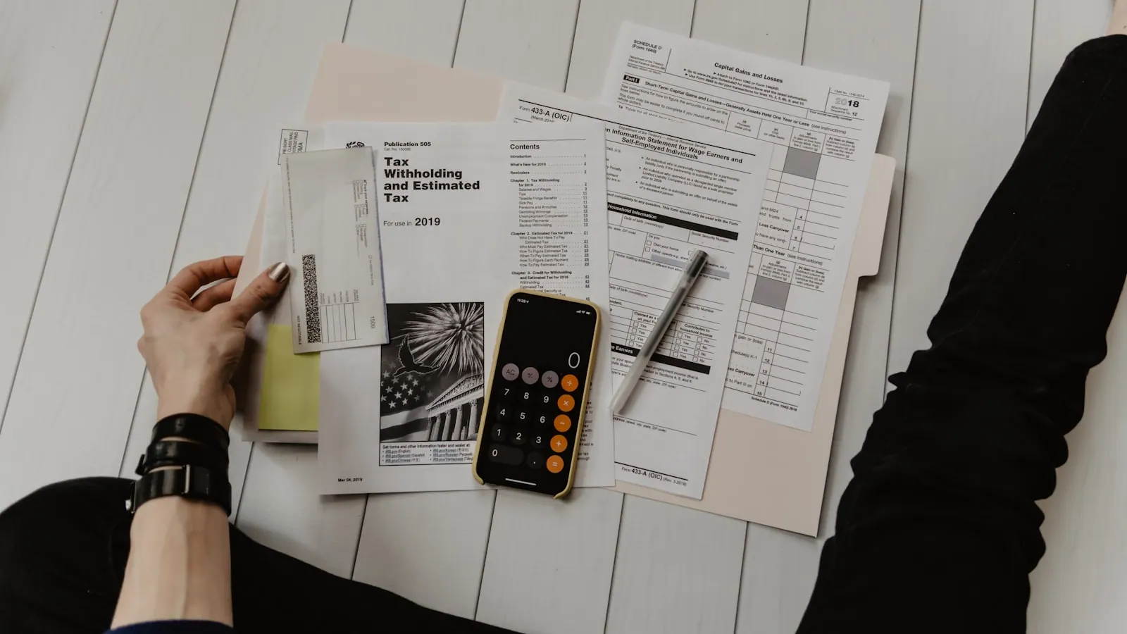 Zakelijke creditcard en betaalkaart op een tafel met laptop en autosleutels